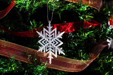 Noel süslemeleri köknar ağacında. Madalyalı Noel ağacı. Noel süslemeleri olan Firavun dalı.