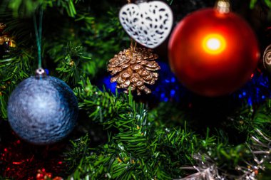 Noel süslemeleri köknar ağacında. Madalyalı Noel ağacı. Noel süslemeleri olan Firavun dalı.