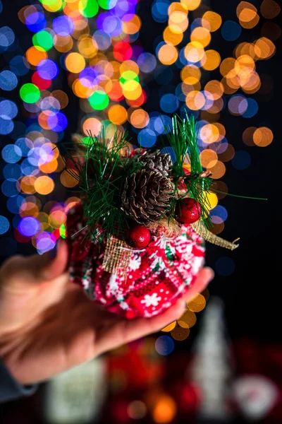 Segurando Decoração Bugiganga Natal Isolado Fundo Com Luzes Embaçadas Dezembro — Fotografia de Stock