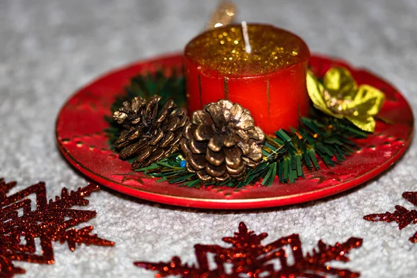 Close Vela Vermelha Decorada Natal Isolado Composição Natal Com Decorações — Fotografia de Stock