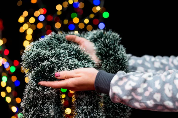 Vrouwenhanden Houden Kerstversiering Vast Kerst Nieuwjaar Vakantie Achtergrond Winter Seizoen — Stockfoto