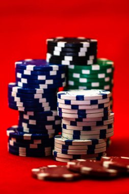 Kırmızı arkaplanda poker çiplerinin karışımı