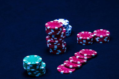 Siyah arkaplanda poker çipleri yığını