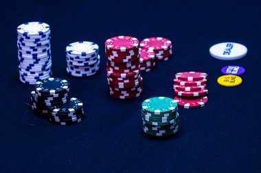Siyah arkaplanda poker çipleri yığını