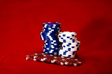 Kırmızı arkaplanda poker çiplerinin karışımı