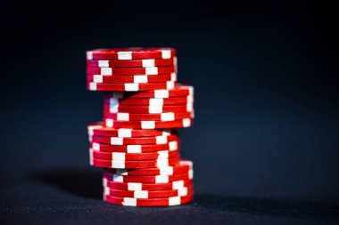 Siyah arkaplanda poker çipleri yığını