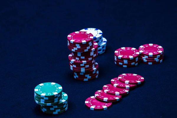 Hromada Poker Žetony Černém Pozadí — Stock fotografie