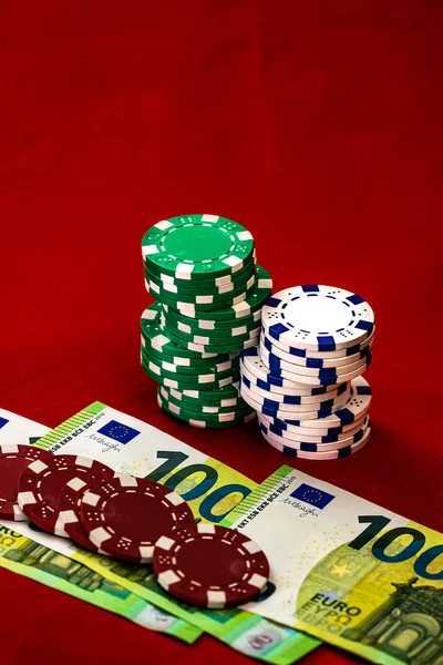 Kırmızı Arkaplanda Parası Olan Poker Çipleri Yığını Euro Para Birimi — Stok fotoğraf