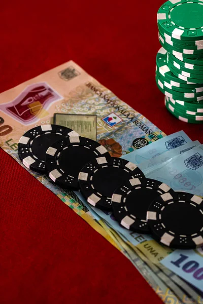Kırmızı arka planda parası olan poker çipleri yığınları, Romanya LEI para birimi