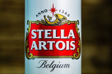 Harika Belçika birası, Stella Artois. Belçika birası birası kutusu. Romanya, Bükreş 'te stüdyo fotoğraf çekimi, 2020