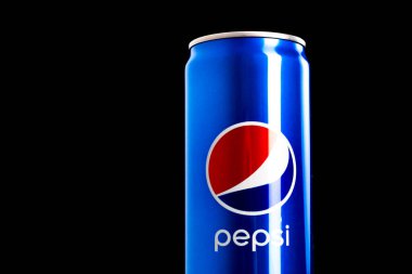 Siyah arka planda klasik Pepsi kutusunun editör fotoğrafı. Stüdyo çekimi Bükreş, Romanya, 2021