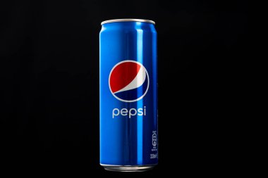 Siyah arka planda klasik Pepsi kutusunun editör fotoğrafı. Stüdyo çekimi Bükreş, Romanya, 2021