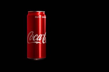 Siyah arka planda klasik Coca-Cola kutusunun editör fotoğrafı. Stüdyo çekimi Bükreş, Romanya, 2021