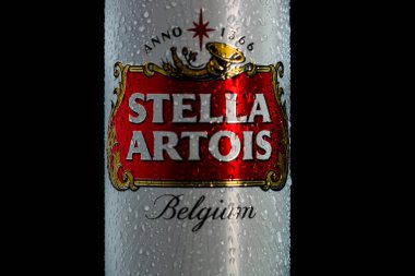 Stella Artois birasının üzerindeki su damlacıkları siyaha izole edilmiş. Bükreş, Romanya, 2020