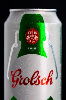 Grolsch Premium Pilsner 'daki su damlacıkları - Grolsch Premium Bira Kutusu. Romanya, Bükreş 'te stüdyo fotoğraf çekimi, 2021