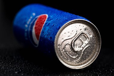 Pepsi kutusunun siyah arka plandaki su damlacıklarıyla çekilmiş resmi. Stüdyo çekimi Bükreş, Romanya, 2021