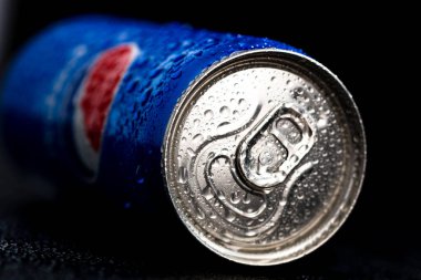 Pepsi kutusunun siyah arka plandaki su damlacıklarıyla çekilmiş resmi. Stüdyo çekimi Bükreş, Romanya, 2021