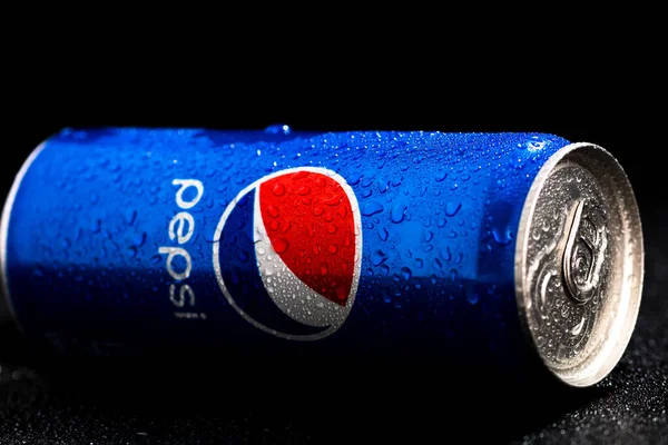 Redactionele Foto Van Pepsi Kan Met Waterdruppels Zwarte Achtergrond Studio — Stockfoto