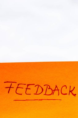 Geribildirim el yazısı metni, kopyalama alanı olan turuncu kağıda izole edilmiş şekilde kapat.