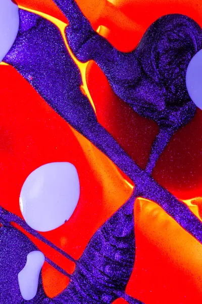 Su yüzeyinde yağ damlaları ve dalgaları olan soyut renkli arkaplan. Soyut arkaplan kavramı