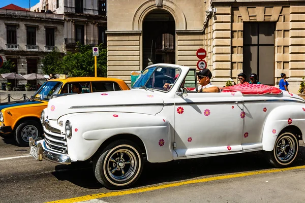 쿠바의 아바나에서 택시로 고전적 미국의 2021 — 스톡 사진