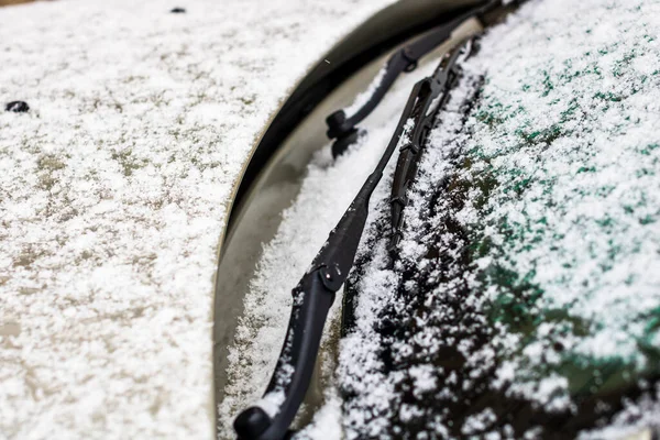 汽车上的雪 挡风玻璃雨刷与雪紧密相连 — 图库照片