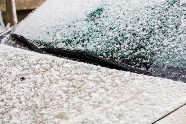 汽车上的雪 挡风玻璃雨刷与雪紧密相连 — 图库照片