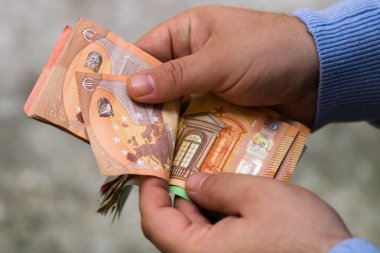 Adam elleri para sayıyor, Euro para sayıyor, kapat.