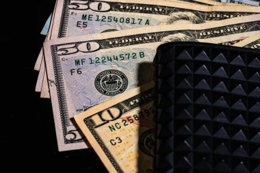 Siyah bir cüzdanda para banknotları..