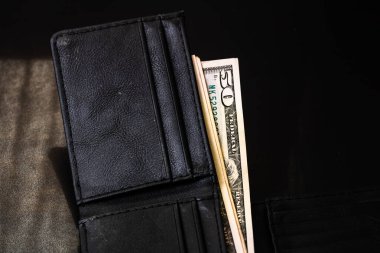 Masada para olan adam cüzdanı, dolarlarla cüzdan.