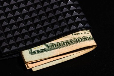 Siyah bir cüzdanda para banknotları..