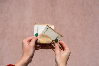 Avro parasını tutmak ve göstermek ya da para vermek. Dünya para kavramı, 50 EURO banknotları Fotokopi alanı ile izole edilmiş para birimi. Zengin iş adamları kavramı, para biriktirmek ya da harcamak.