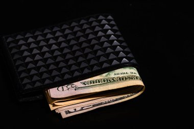 Siyah bir cüzdanda para banknotları..