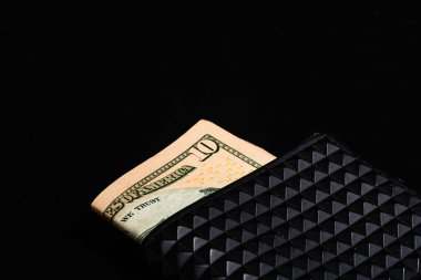 Siyah bir cüzdanda 10 dolarlık banknotlar.