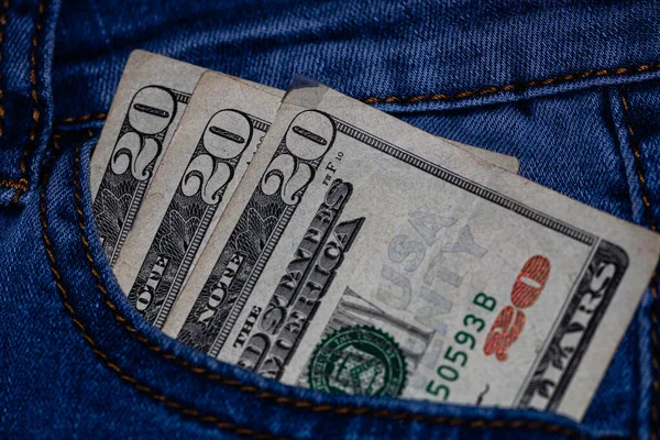 藏在牛仔裤口袋里的钱 关门钱是从牛仔裤口袋里掏出来的 金融和货币的概念 富人的概念 存钱或花钱 — 图库照片