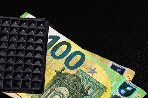 100 Banknotów Euro Odizolowanym Czarnym Portfelu — Zdjęcie stockowe
