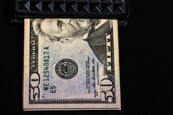 黒い財布の中にある50ドルの銀行券 — ストック写真
