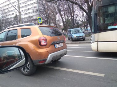 Araba penceresi ve aynasından yol manzarası, Bükreş, Romanya, 2021 'de trafikte giden arabalar