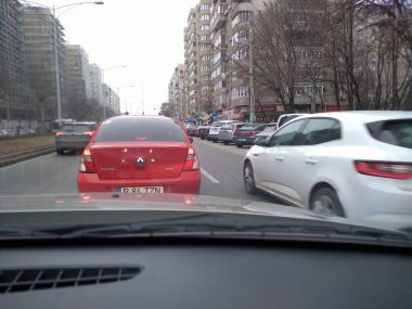 Arabanın ön camından geçen yol manzarası, Bükreş, Romanya, 2021 'de trafikte giden arabalar