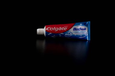 Romanya 'nın Bükreş kentinde 2021 yılında siyah zemin üzerine Colgate MaxFresh diş macunu tüpü