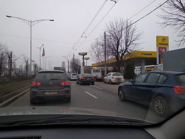 2021年罗马尼亚布加勒斯特通过汽车挡风玻璃看到的公路景观 — 图库照片