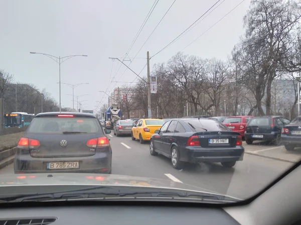Arabanın Camından Geçen Yol Manzarası Bükreş Romanya 2021 Trafikte Giden — Stok fotoğraf
