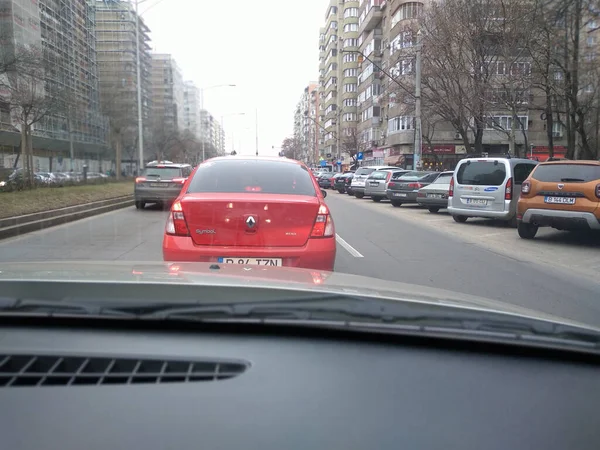 Blick Auf Die Straße Durch Die Windschutzscheibe Autos Straßenverkehr Bukarest — Stockfoto