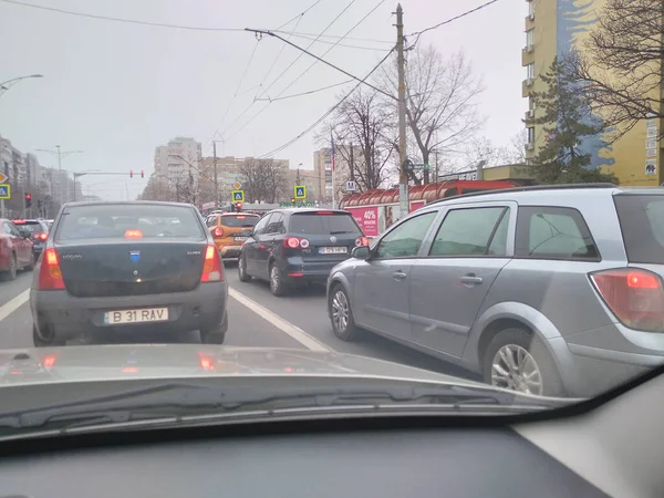 Вид Дорогу Через Лобовое Стекло Автомобиля Автомобили Дороге Движении Бухаресте — стоковое фото