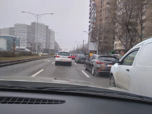 Blick Auf Die Straße Durch Die Windschutzscheibe Autos Straßenverkehr Bukarest — Stockfoto