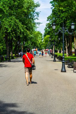 2020 yılında Romanya 'nın Bükreş kentindeki Mogosoaia kentinden insanlar park ve bahçelerde yürüyor, dinleniyor ve eğleniyorlar..