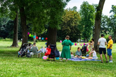 İnsanlar 2020 yılında Romanya 'nın Bükreş kentindeki Mogosoaia bölgesinden parktaki Coronavirus krizi sırasında piknik yapıyor ve eğleniyorlar..