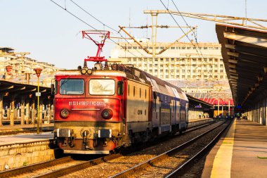 Bükreş, Romanya 'daki Bükreş Kuzey Tren İstasyonu' ndaki (Gara de Nord Bükreş) tren platformunda hareket halindeki tren detayları