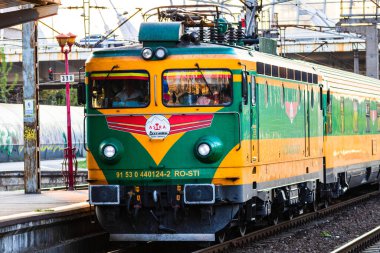 Bükreş, Romanya 'daki Bükreş Kuzey Tren İstasyonu' ndaki (Gara de Nord Bükreş) tren platformunda hareket halindeki tren detayları