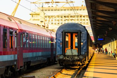 Bükreş, Romanya 'daki Bükreş Kuzey Tren İstasyonu' ndaki (Gara de Nord Bükreş) tren platformunda hareket halindeki tren detayları